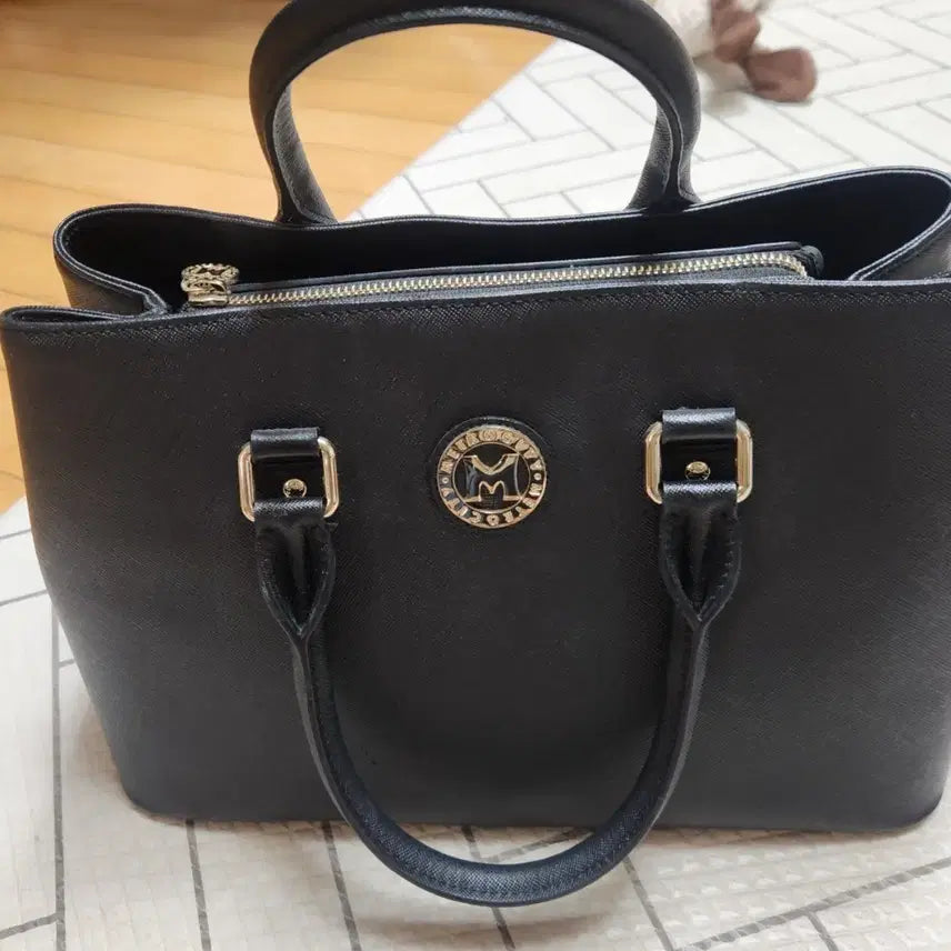 [BUNJANG] Metrocity Black Gold Logo Leather Tote Bag / 메트로시티 토드백