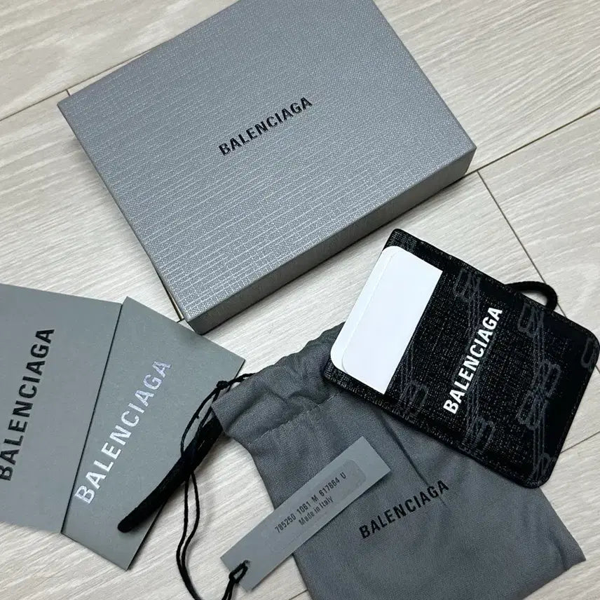 [BUNJANG] Balenciaga MagSafe Card Holder / 발렌시아가 맥세이프 카드지갑