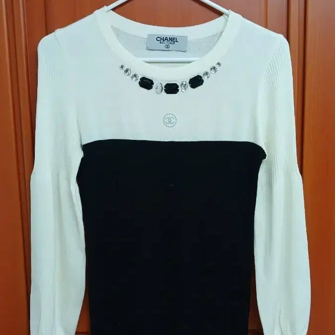 [BUNJANG] Chanel Cropped Knit Black White / 샤넬 크롭 니트 블랙 화이트