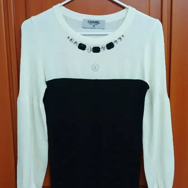[BUNJANG] Chanel Cropped Knit Black White / 샤넬 크롭 니트 블랙 화이트