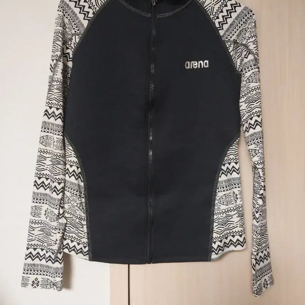 [BUNJANG] Arena Black Pattern Rash Guard (Size 66/77) / 아레나 래쉬가드 블랙 패턴 66.날씬77