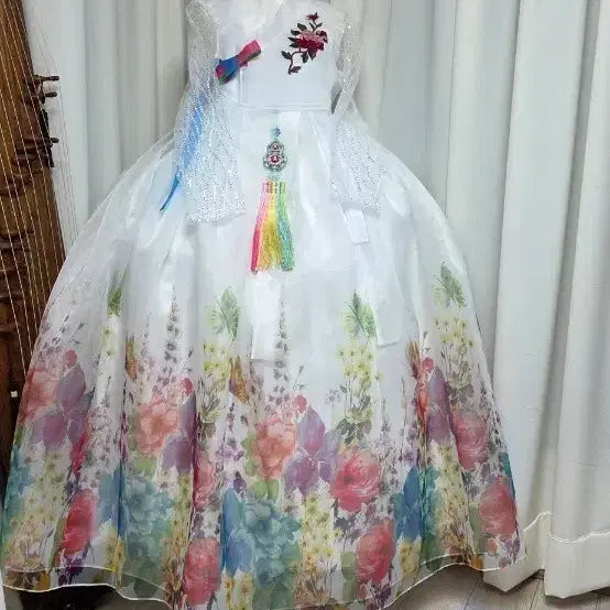 [BUNJANG] Luxurious Performance Hanbok with Floral Print / 화려한 공연 한복