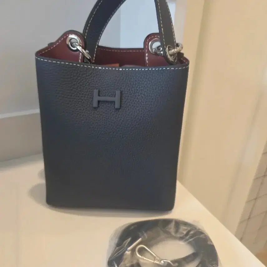 [BUNJANG] Leather Mini Top Handle Crossbody Bag (Navy) / 가죽미니탑핸들크로스백(네이비)