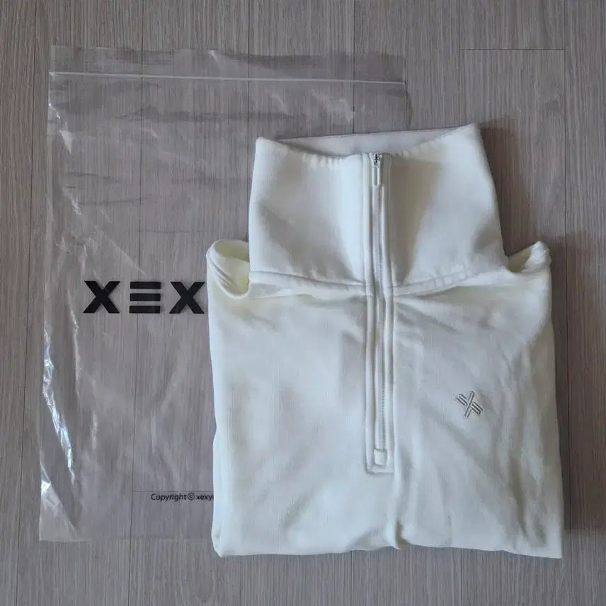 [BUNJANG] Xexymix Logo High-Neck Zip-Up Sweatshirt / 젝시믹스 로고 하이넥집업맨투맨