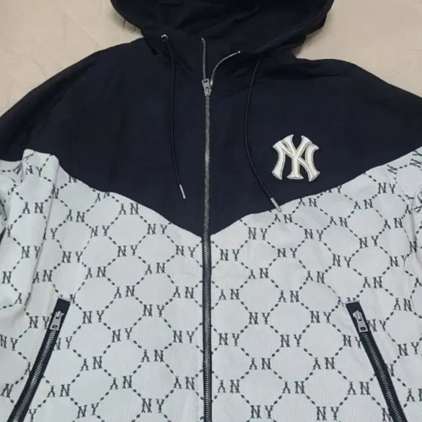 [BUNJANG] MLB New York Yankees Logo Windbreaker Jacket / MLB의 뉴욕양키스 로고 매력적인 바람막이 자켓이에요
