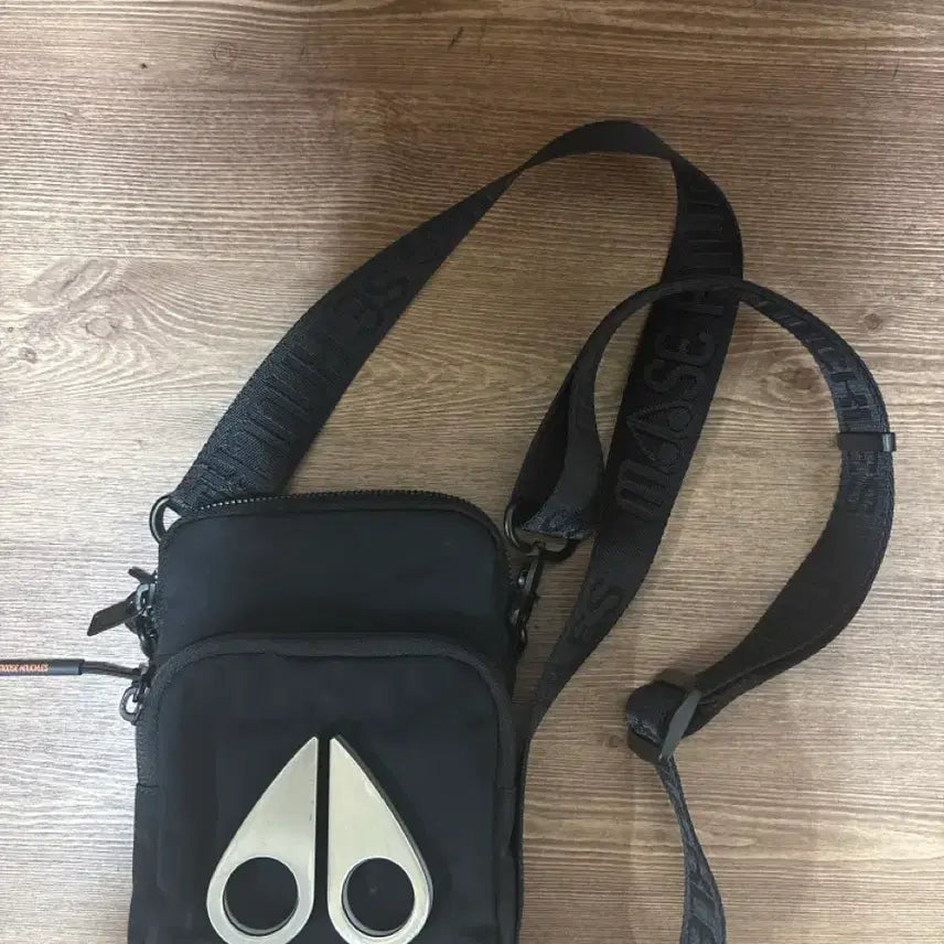 [BUNJANG] Moochnukel Black Crossbody Bag / 무스너클 크로스백 블랙