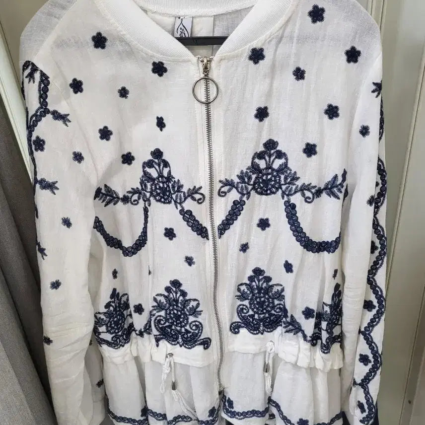 [BUNJANG] White Embroidered Bomber Jacket / 흰색 자수 봄버 자켓