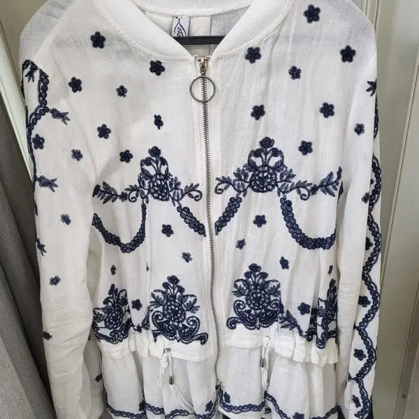 [BUNJANG] White Embroidered Bomber Jacket / 흰색 자수 봄버 자켓