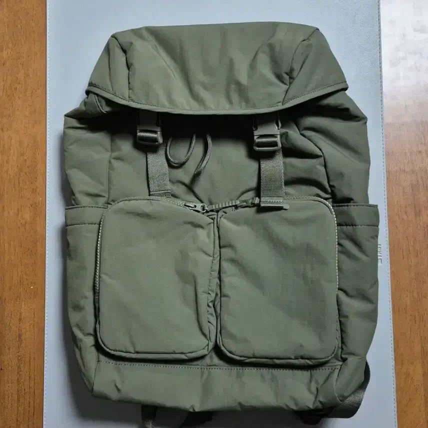 [BUNJANG] Uniqlo Multi Pocket Backpack Olive / 유니클로 멀티포켓백팩 (올리브)