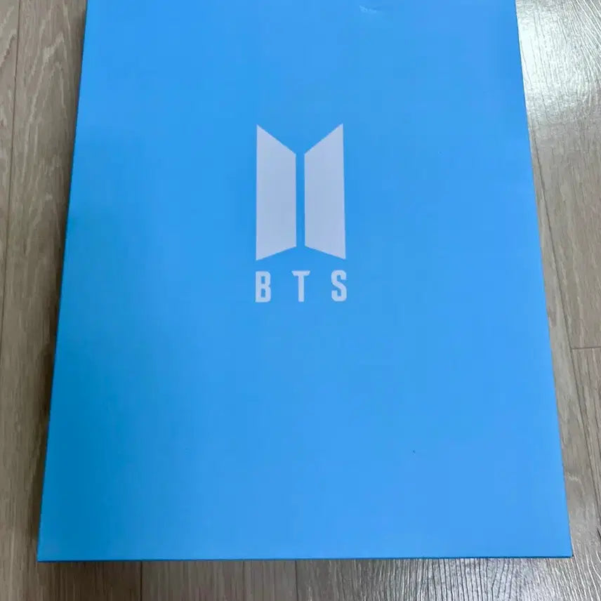 [BUNJANG] BTS Official Membership Merch Box #4 / 미개봉. BTS 공식 멤버십 머치박스 4번 (BTS MERCH BOX #4)