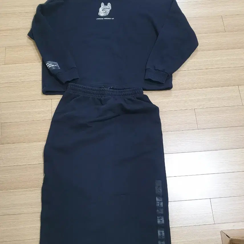 [BUNJANG] LIFEWORK Sweatshirt Skirt Set / 라이프워크 맨투맨 스커트 세트
