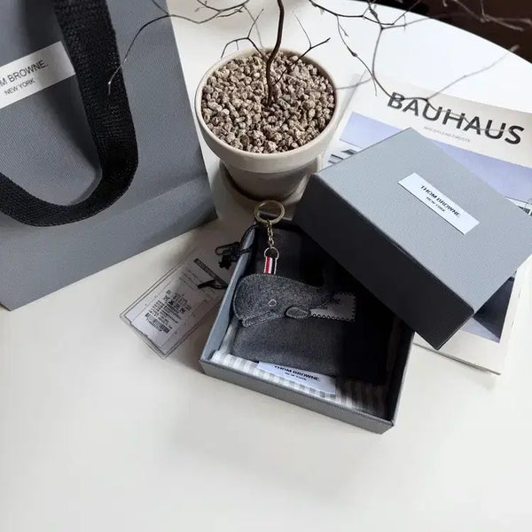 [BUNJANG] Thom Browne Whale Felt Keyring / [OS] 톰브라운 성수 팝업 웨일 펠트 키링