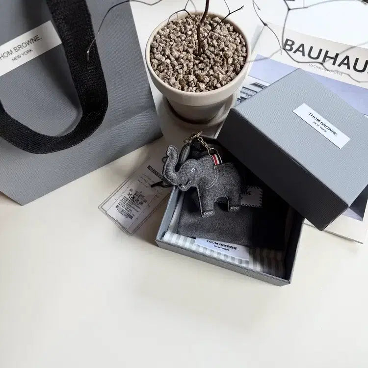 [BUNJANG] Thom Browne Seoul Pop-up Elephant Felt Keyring / [OS] 톰브라운 성수 팝업 엘리펀트 펠트 키링