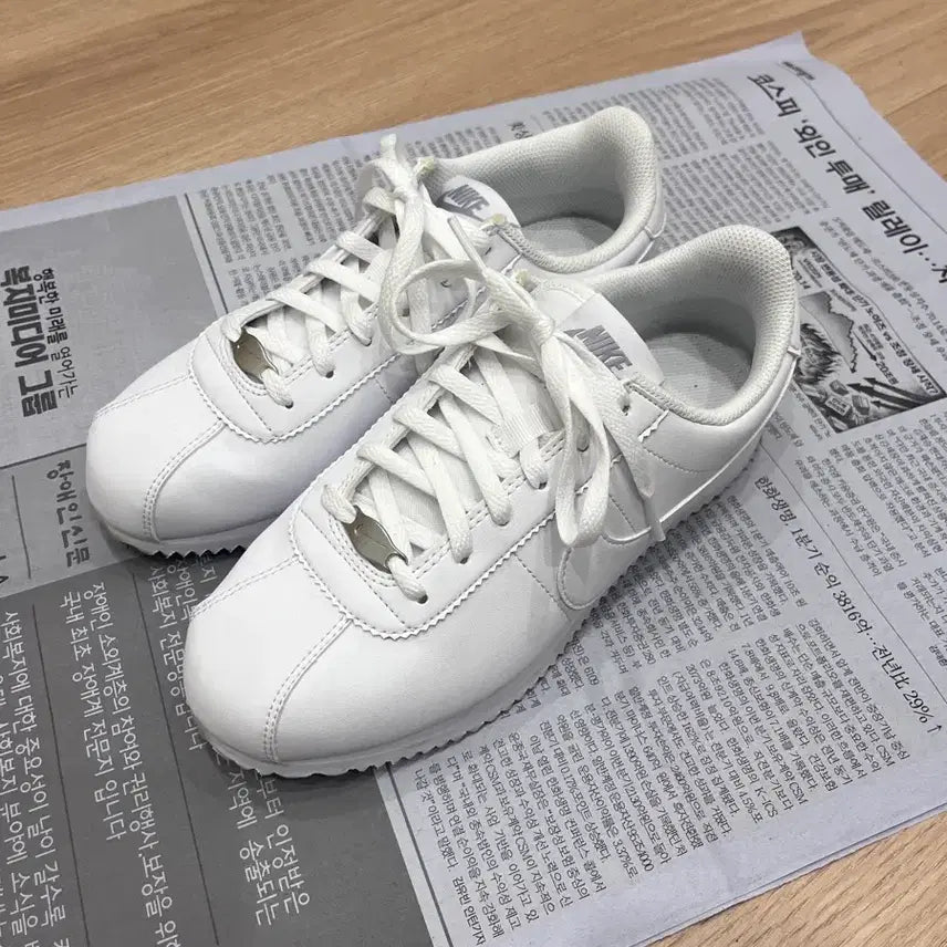 [BUNJANG] Nike Cortez White Wolf Grey (GS) Sneakers / (미사용) (GS) 나이키 코르테즈 화이트 울프 그레이 (235)
