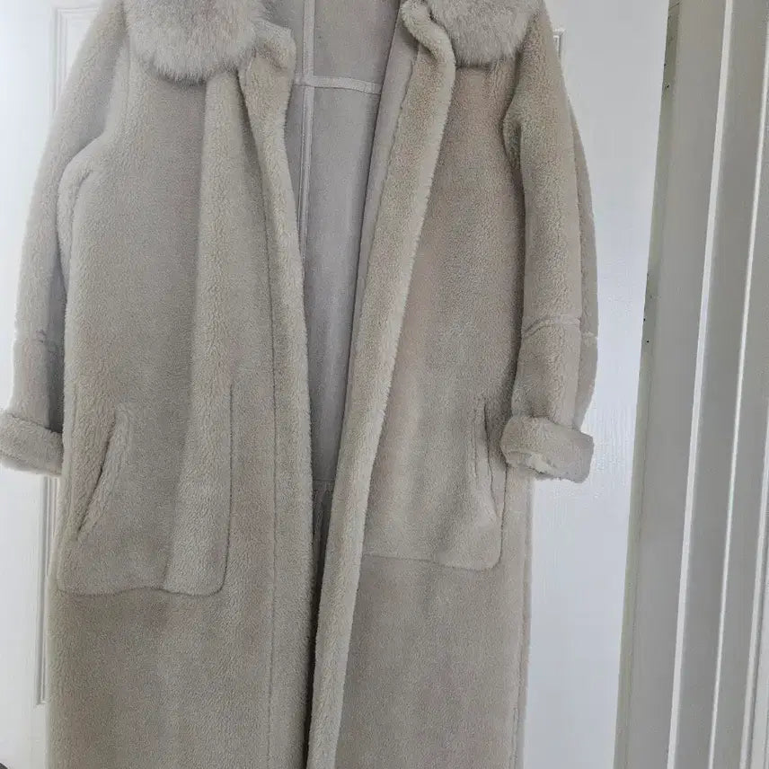 [BUNJANG] Ozcece Long Shearling Coat Beige / 오즈세컨 롱 무스탕 퍼 코트 베이지