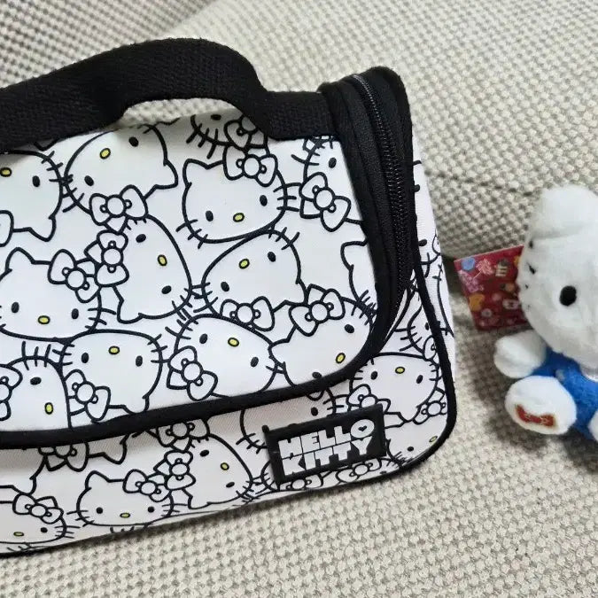 [BUNJANG] Hello Kitty 50th Anniversary Doll Keyring + Handle Pouch Bag Set / 일괄/초특가] 헬로키티 50주년 인형 키링 + 핸들 파우치 가방 세트