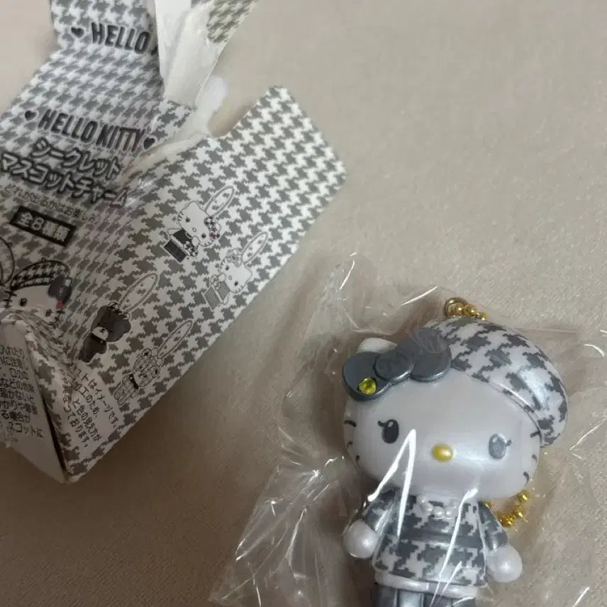[BUNJANG] Hello Kitty Monokuro Gacha Figure Keychain / 헬로키티 모노쿠로 키링 가챠 피규어