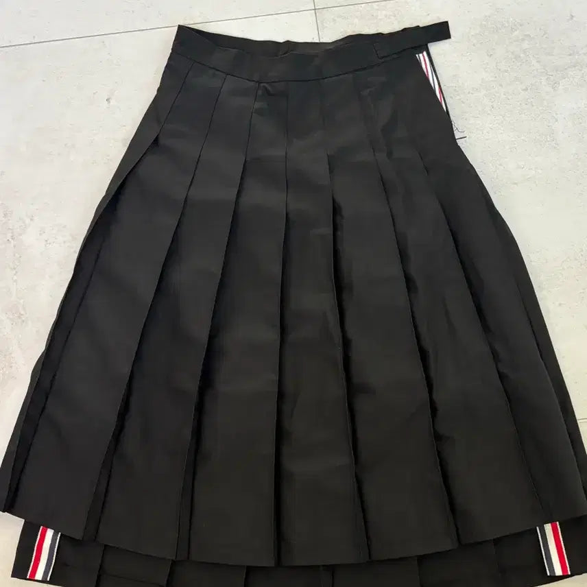 [BUNJANG] Three-Stripe Pleated Long Skirt (Black) / 삼선 플리츠 롱스커트 (블랙)