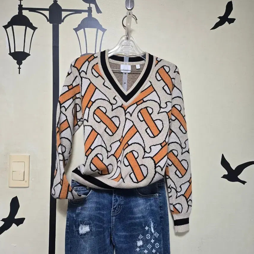 [BUNJANG] Burberry BB Logo V-Neck Knit (Size 85) / 85사쥬)버버리 BB 로고 패턴 여성브이넥 니트