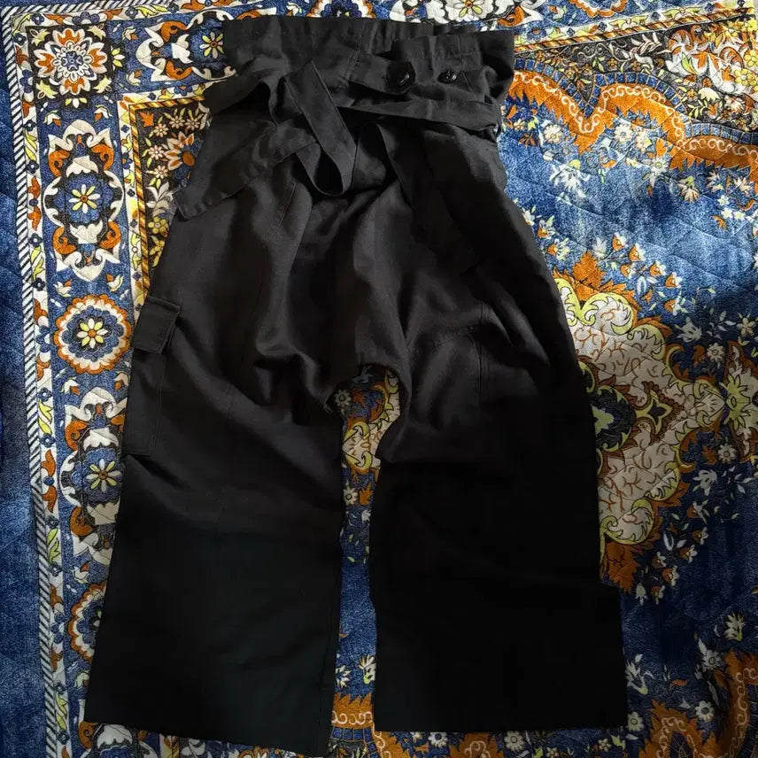 [BUNJANG] Black Wide-Fit Cargo Pants with Button Strap Detail / 버튼 라인 스트랩 디테일 블랙 와이드핏 카고 팬츠 바지