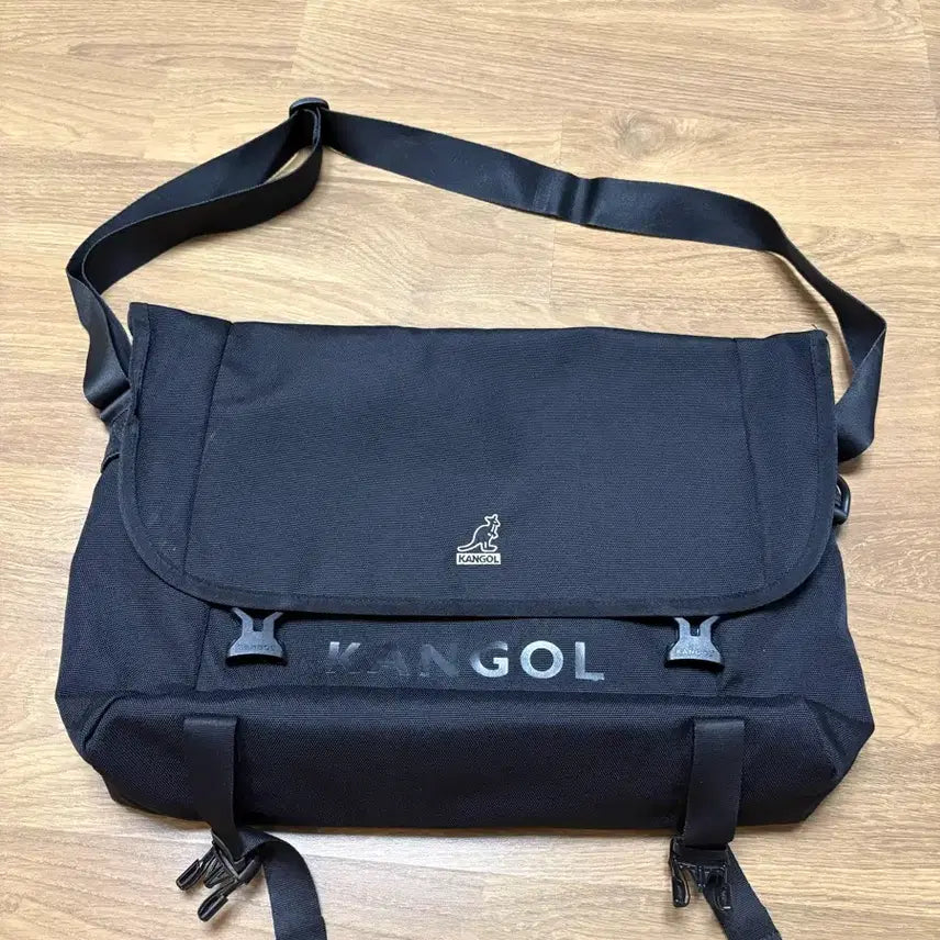 [BUNJANG] Kangol Messenger Bag / 캉골 메신저백