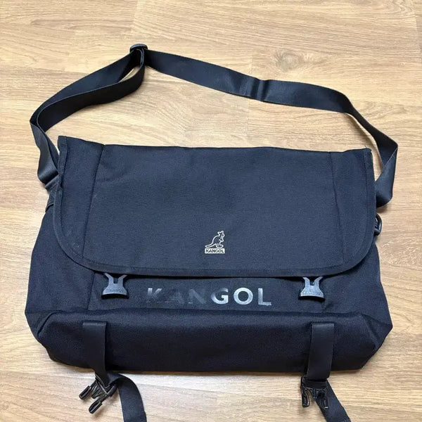 [BUNJANG] Kangol Messenger Bag / 캉골 메신저백