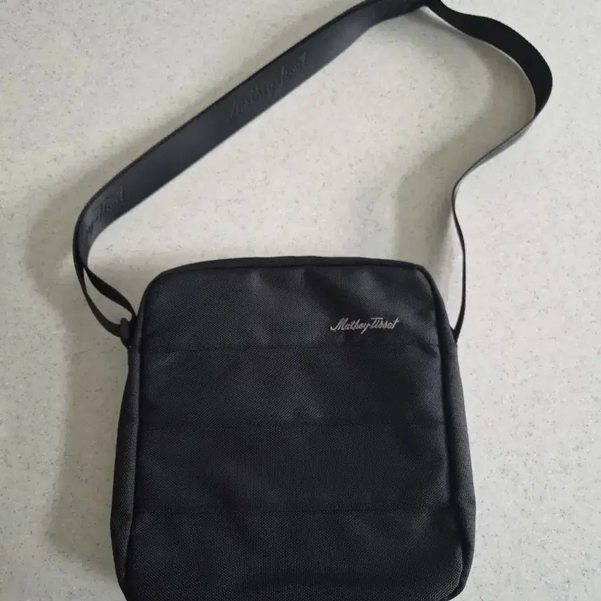 [BUNJANG] Men's Cross Square Bag (Accessory Bag) / 깨끗한상품)남성 크로스 사각 백(보조가방)(할인판매)