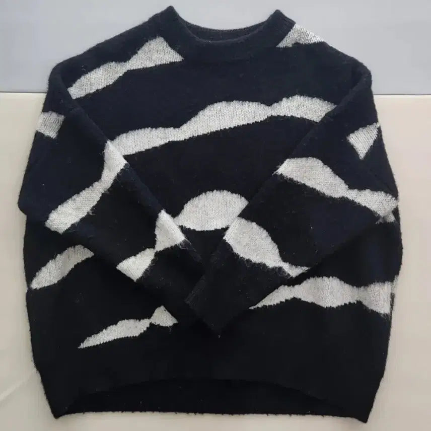 [BUNJANG] Oversized Round Neck Knit Sweater / 오버핏 라운드넥 니트 스웨터