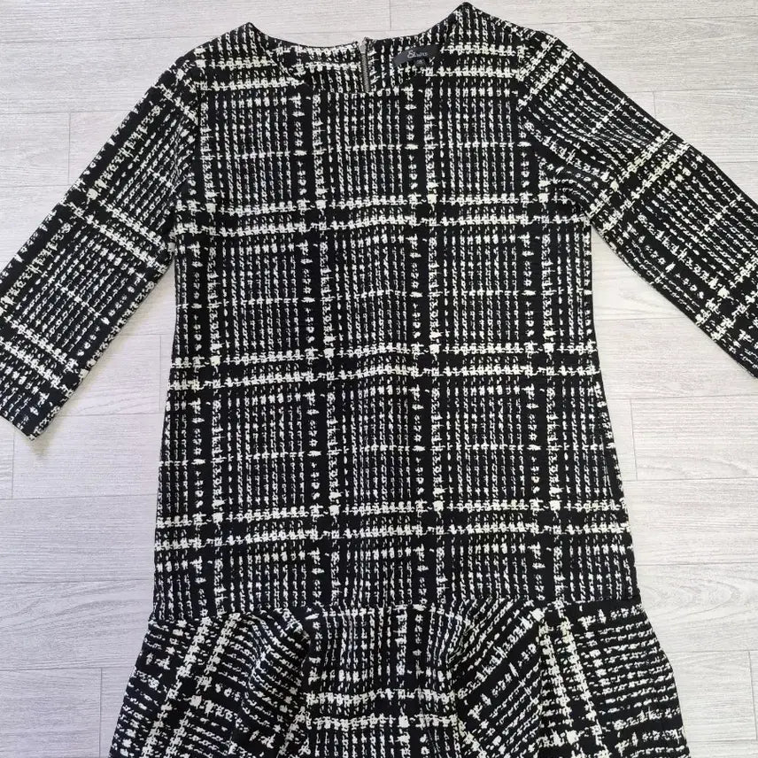 [BUNJANG] Check Pattern Midi Dress with Frill Detail / 원피스