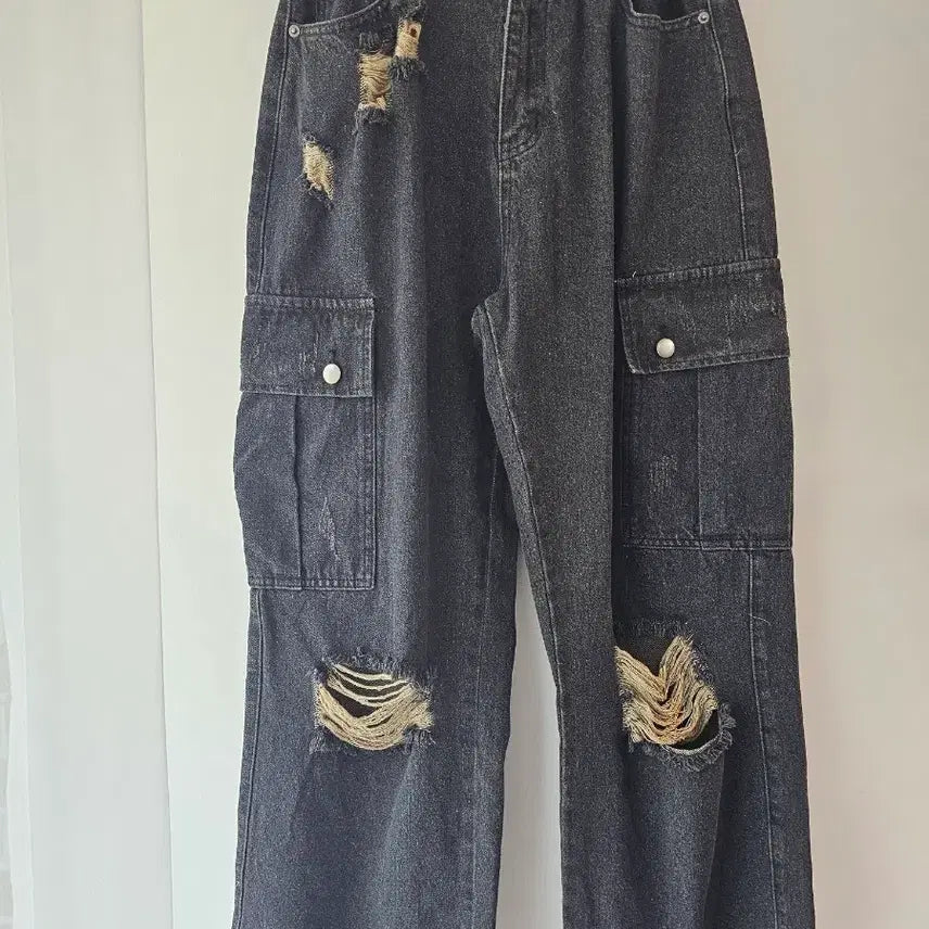[BUNJANG] Black Cargo Pants Destroyed Cut Detail / 블랙 카고 팬츠 디스트로이드 컷팅