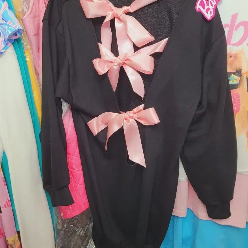 [BUNJANG] Barbie Ribbon Back Slit Sweatshirt Black / 바비 리본 백 트임 맨투맨 블랙 수입