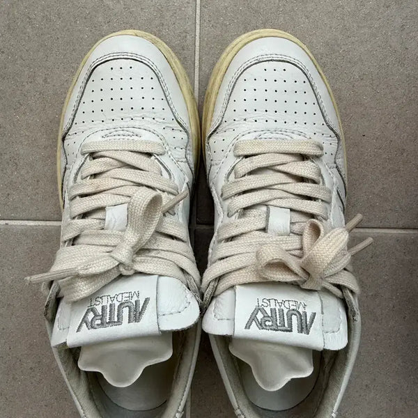 [BUNJANG] Autry Medalist Sneakers White / 오트리 메달리스트 스니커즈 화이트