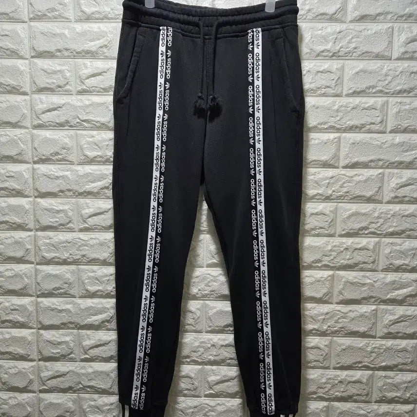 [BUNJANG] Adidas Logo Tape Cuff Jogger Pants / 아디다스 로고 테이프 커프 스웻 조거팬츠 27~29