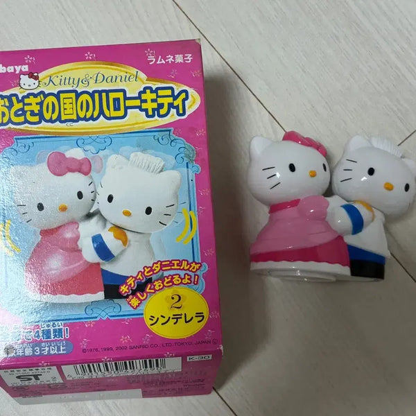 [BUNJANG] Vintage Hello Kitty Daniel Cinderella Wind-up Toy / 고전 헬로키티 다니엘 신데렐라 태엽장난감