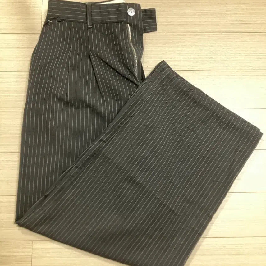 [BUNJANG] Polintelue Pin Stripe Trousers Black / 폴리테루 핀 스트라이프 트라우저 블랙 (3)