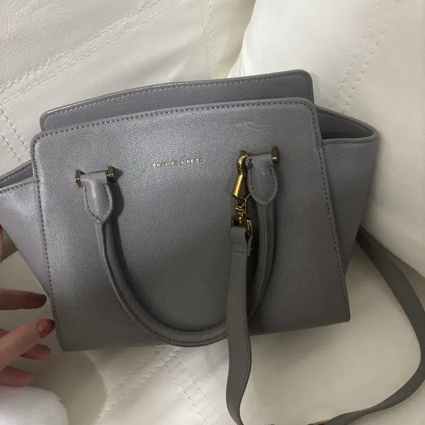 [BUNJANG] Charles & Keith Leather Shoulder Bag / Charles Keith 가죽 가방