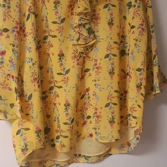[BUNJANG] V-Neck Frill Blouse / V넥 프릴블라우스
