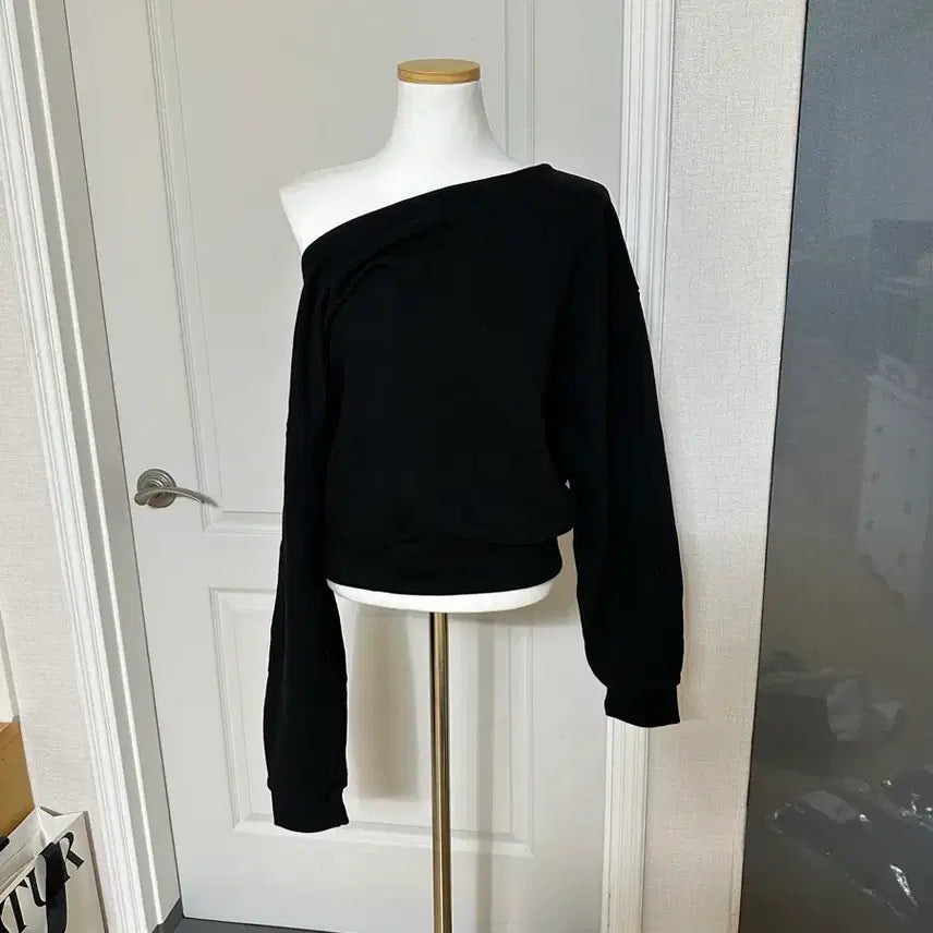 [BUNJANG] Off-Shoulder Black Sweatshirt / [새상품]오프숄더 검정 맨투맨