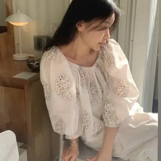 [BUNJANG] INTHABIZ Embroidered Blouse (New) / 인더바즈 블라우스(새상품)