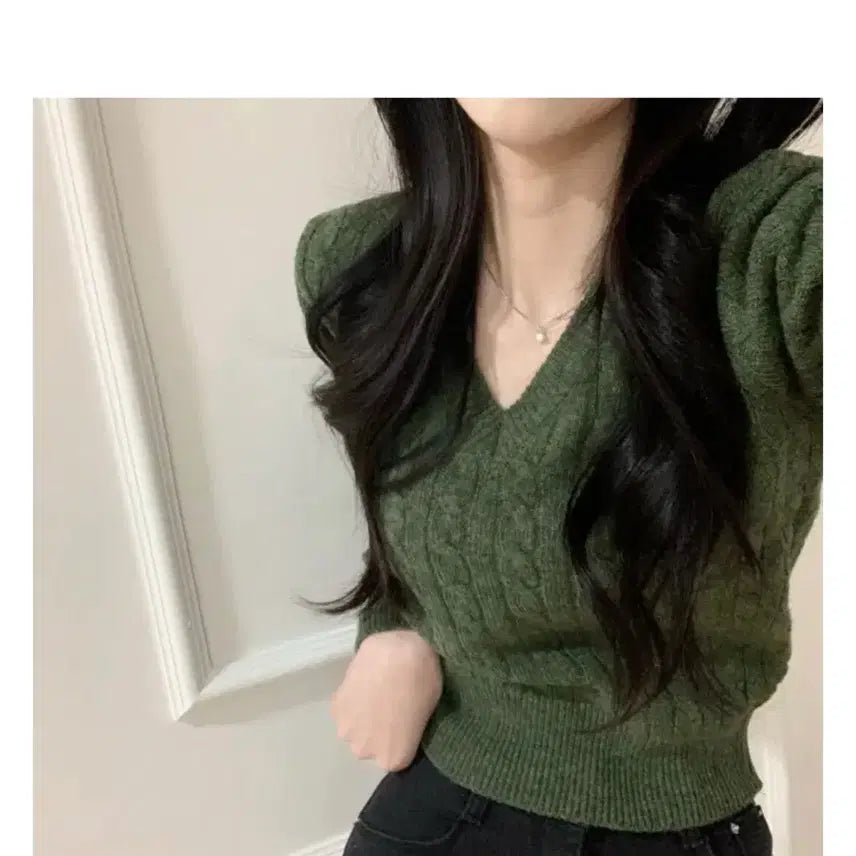 [BUNJANG] Cropped V-Neck Cable Knit Sweater / 크롭 브이넥 꽈배기 니트