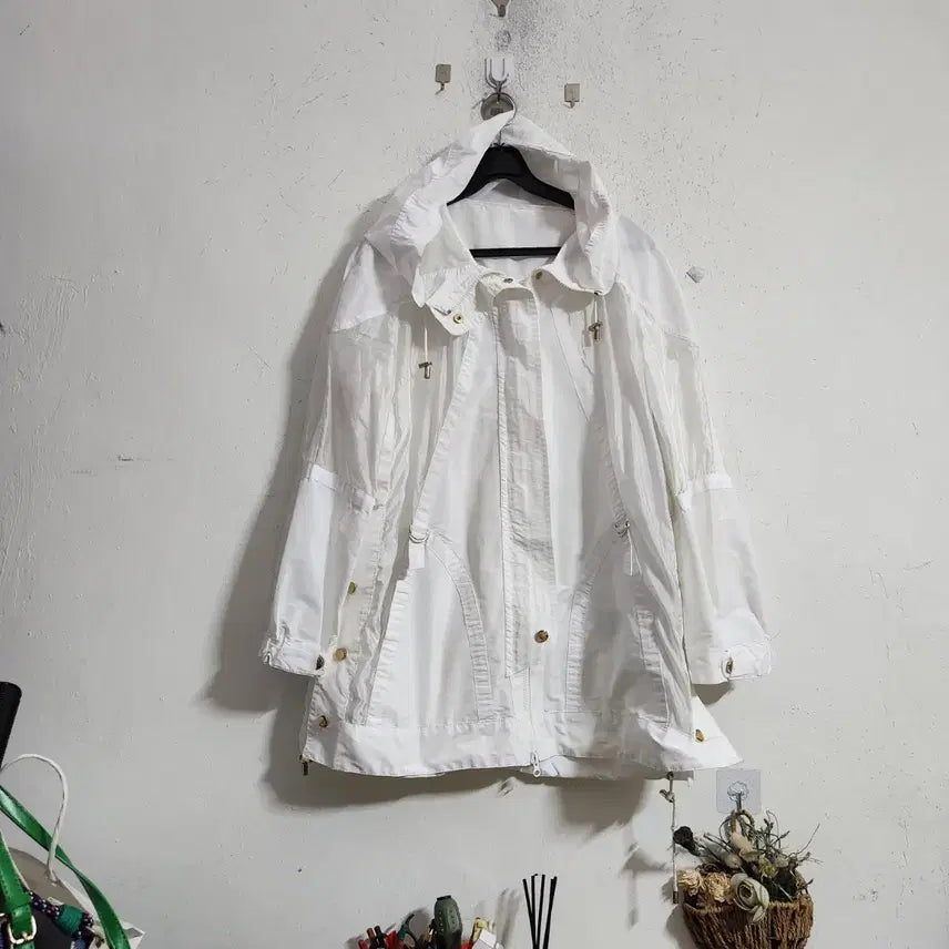 [BUNJANG] White Hooded Windbreaker Jumper / 화이트 후드 바람막이 점퍼