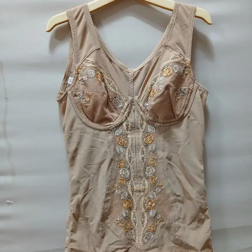 [BUNJANG] Beige Floral Embroidered Bodysuit Size 95 / 바디슈트 95