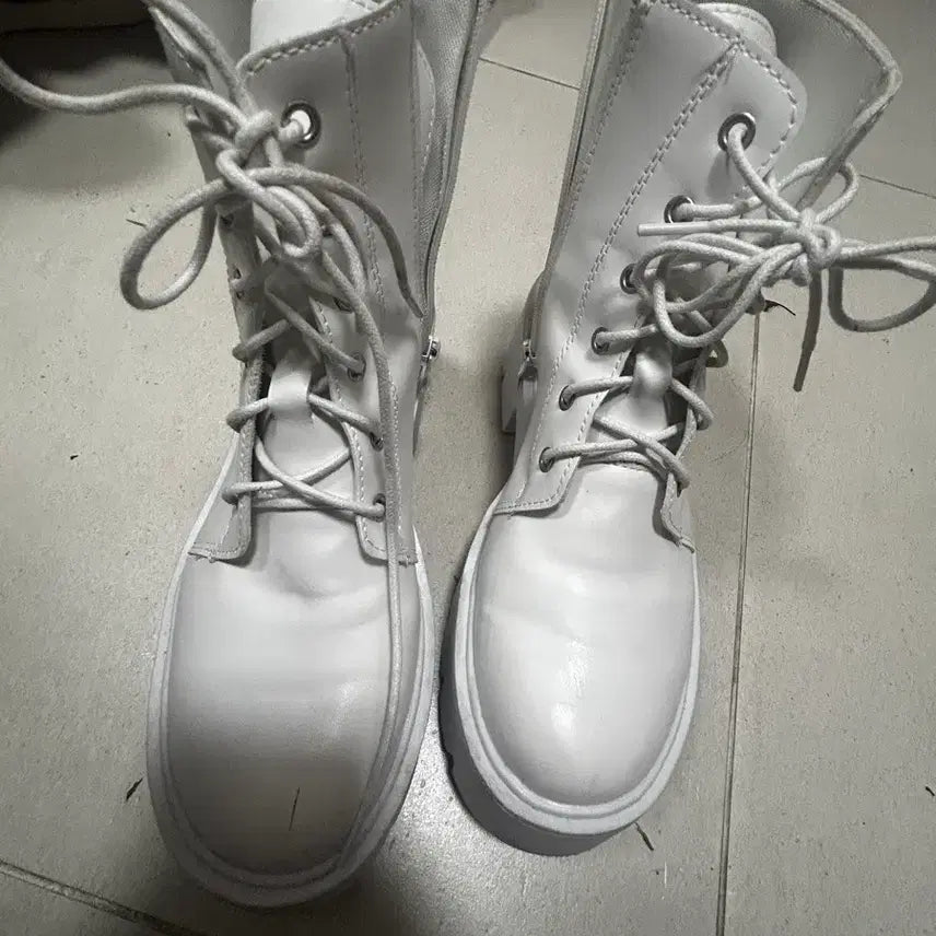 [BUNJANG] White Walker Boots / 흰색 워커 부츠