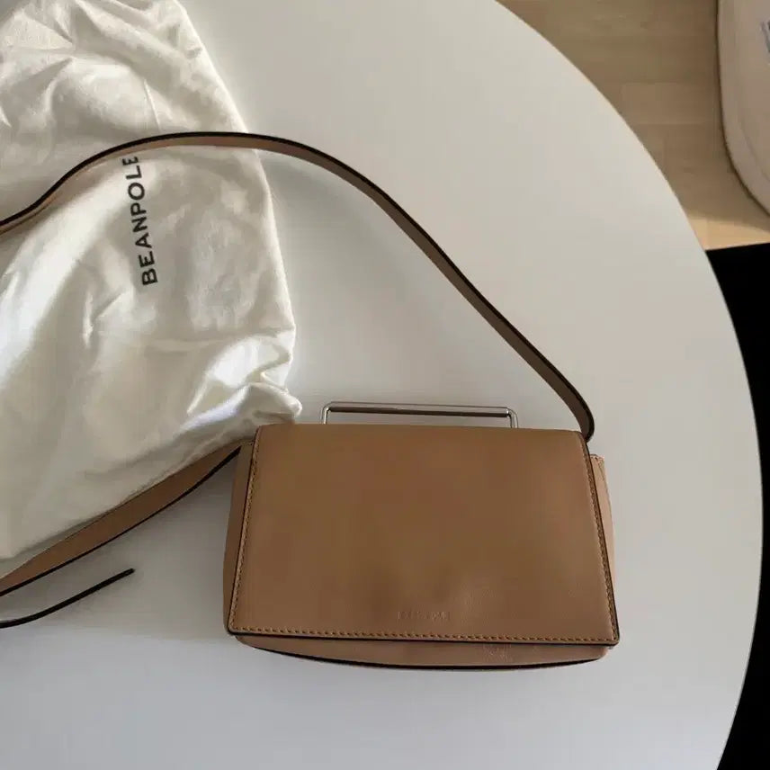 [BUNJANG] Beanpole Metal Bar Cowhide Mini Cross Bag / 빈폴 메탈 바 소가죽 미니 크로스백 (거의 새상품)