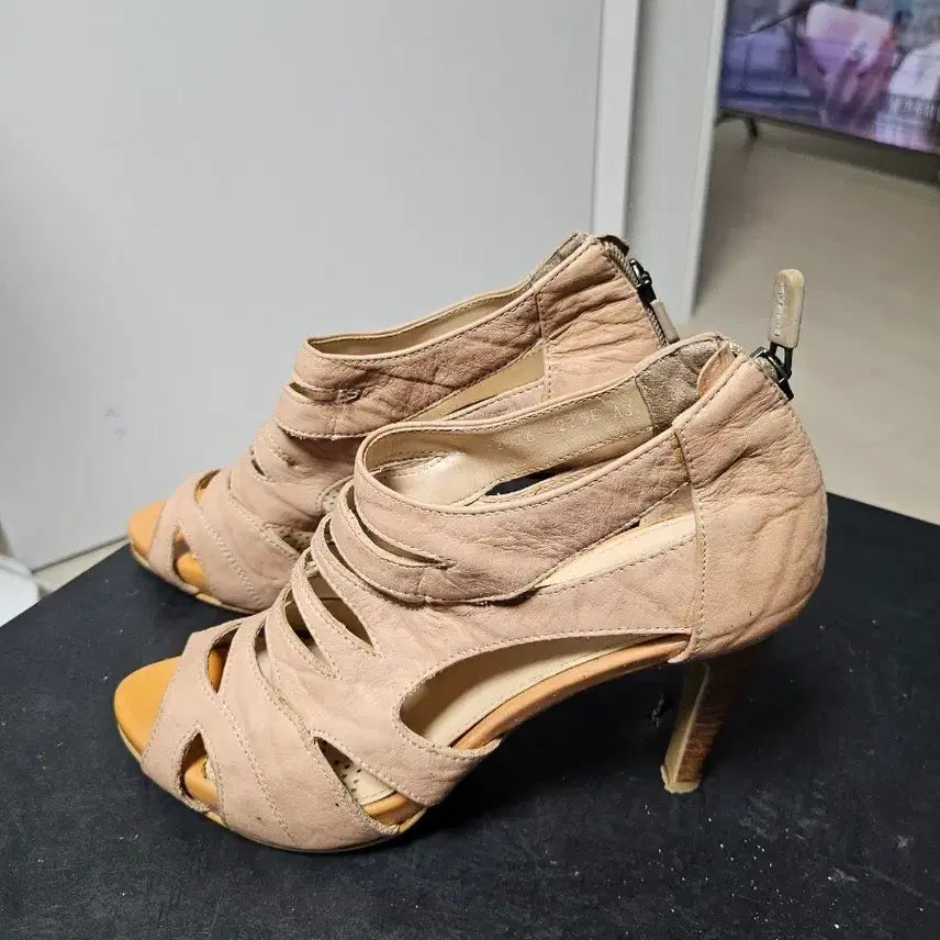 [BUNJANG] Tandy Strappy Heels (235mm) / 탠디 스트랩 힐 235mm 상태좋음