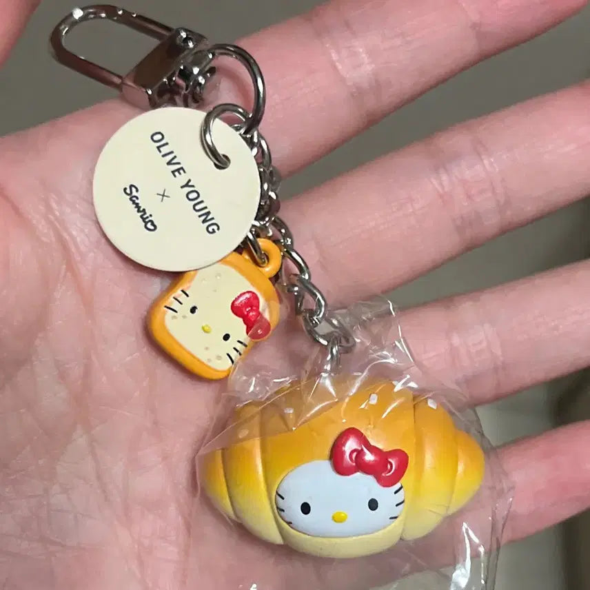 [BUNJANG] Hello Kitty Salt Bread Keyring / 올영 텐바이텐 헬로키티 소금빵 키링 팝니다!