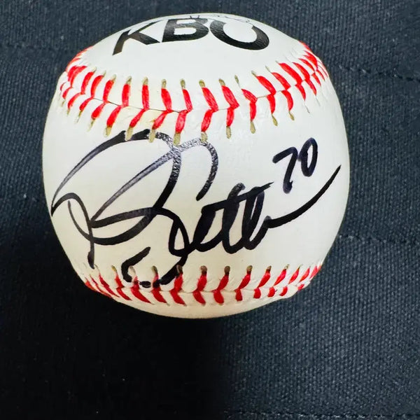 [BUNJANG] Larry Sutton Signed Baseball - Former Lotte Giants Manager / 전 롯데자이언츠감독 래리 서튼