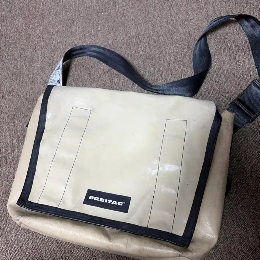 [BUNJANG] Freitag Dexter Beige Messenger Bag / 프라이탁 덱스터 베이지