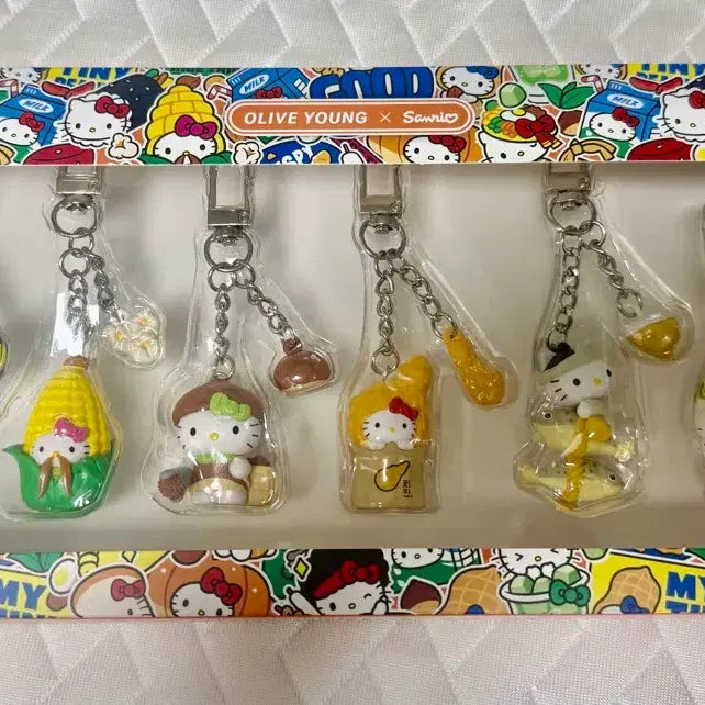 [BUNJANG] Sanrio Hello Kitty Dining Set with Charm / 올리브영 산리오 키링 세트 헬로키티 식사세트