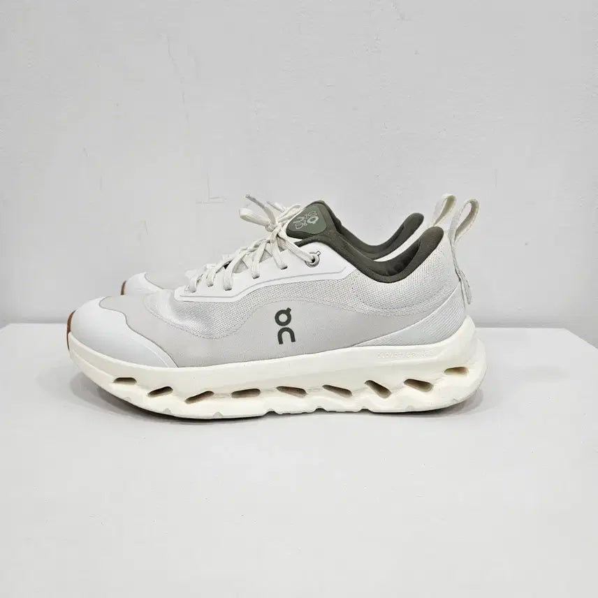 [BUNJANG] Loewe x On Running Cloudtilt 2 Sneakers White / 로에베 x 온러닝 클라우드틸트2 45